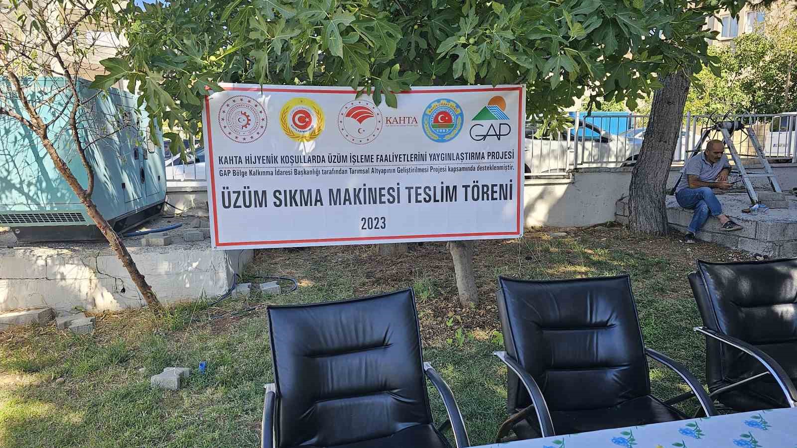 Deprem b&ouml;lgesindeki &ccedil;ift&ccedil;ilere &uuml;z&uuml;m sıkacağı makinesi dağıtıldı
