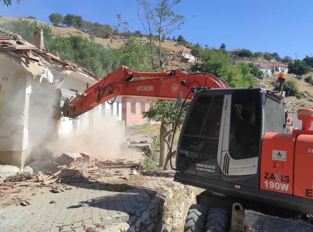 Sarıgöl’de okulları yenileme çalışmaları devam ediyor