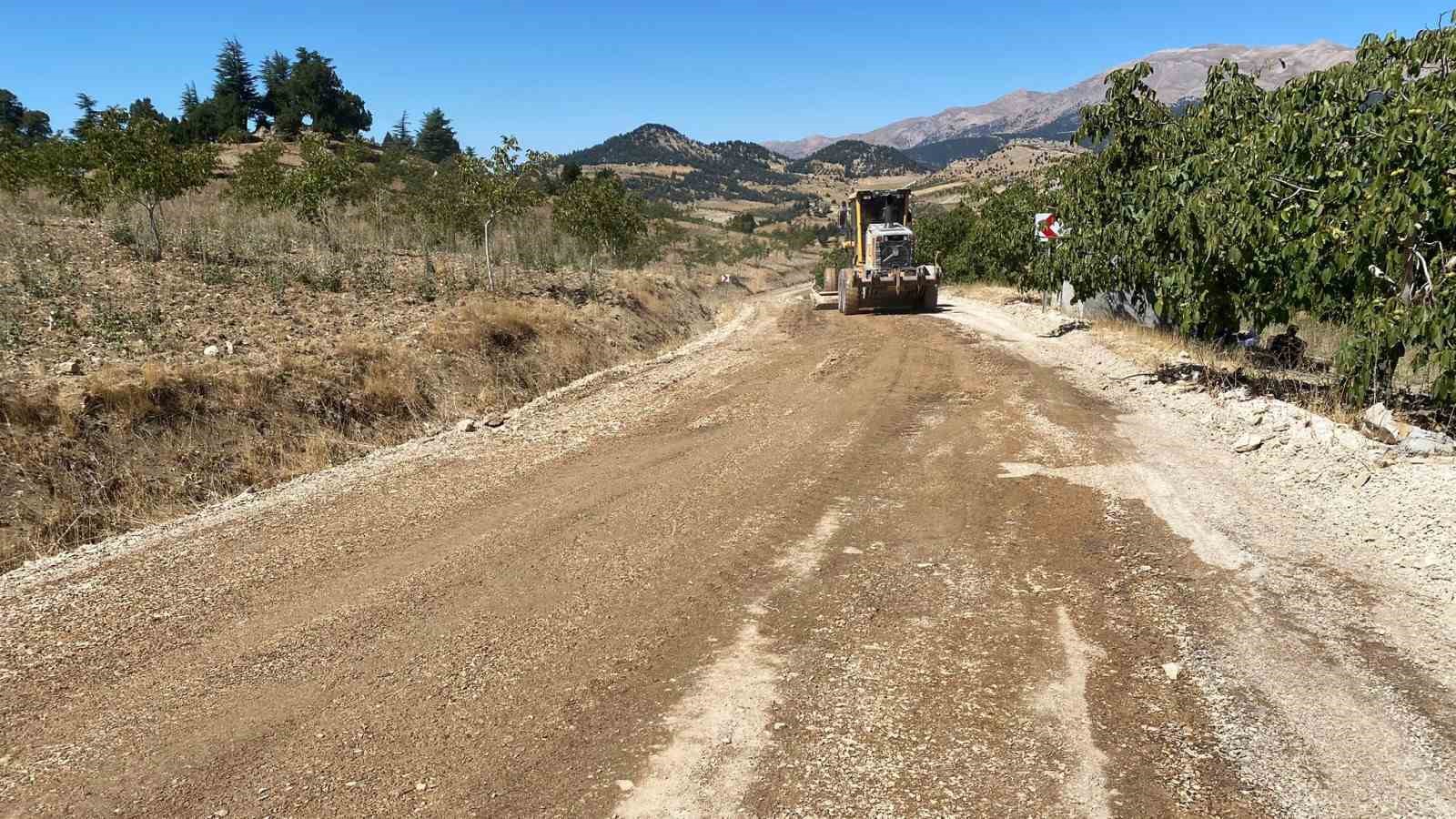 İlçelerde bağlantı yollarının ulaşımı iyileştiriliyor