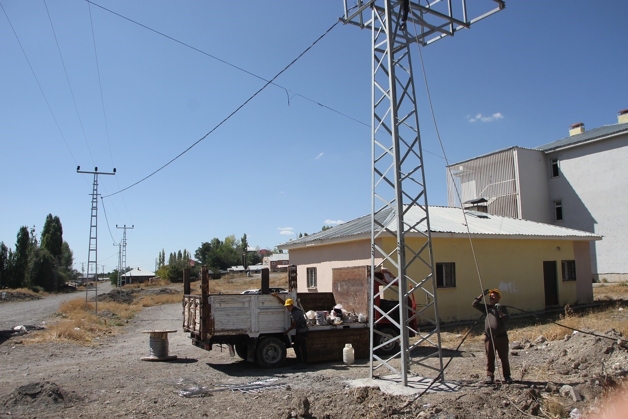 Malazgirt’te elektrik direkleri yenileniyor