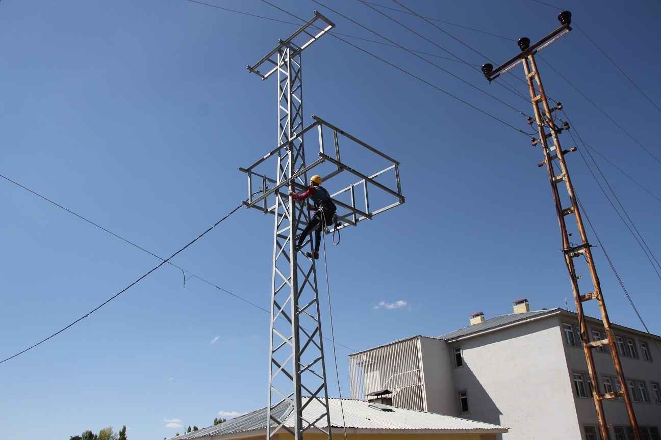 Malazgirt’te elektrik direkleri yenileniyor
