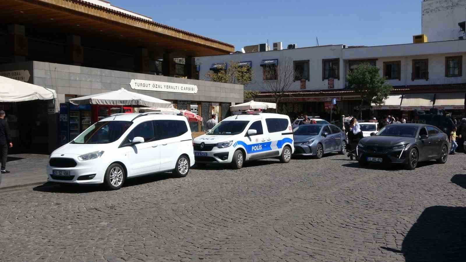 Çarşı göbeğinde esnaf arasında silahlı kavga: 3 yaralı
