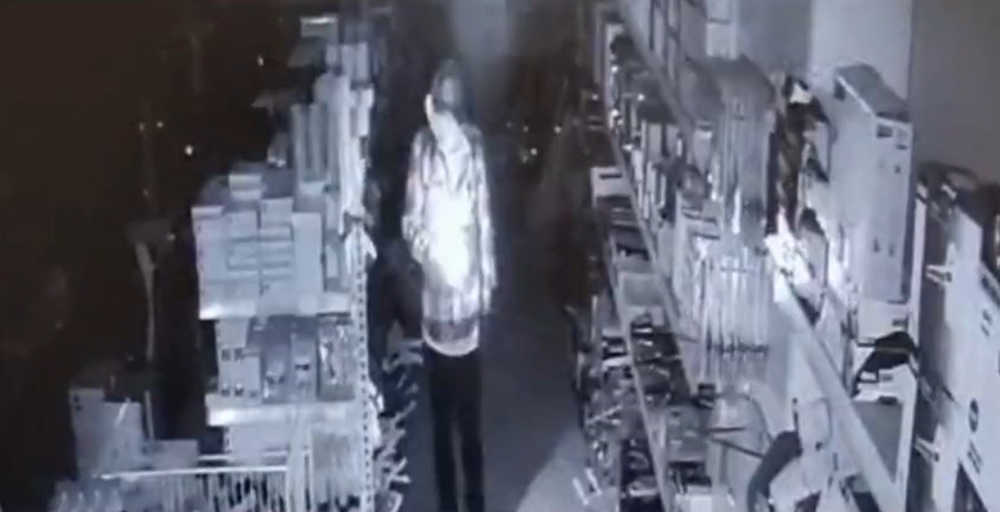 Oto hırsızı &ouml;nce g&uuml;venlik kamerasına ardından polise yakalandı
