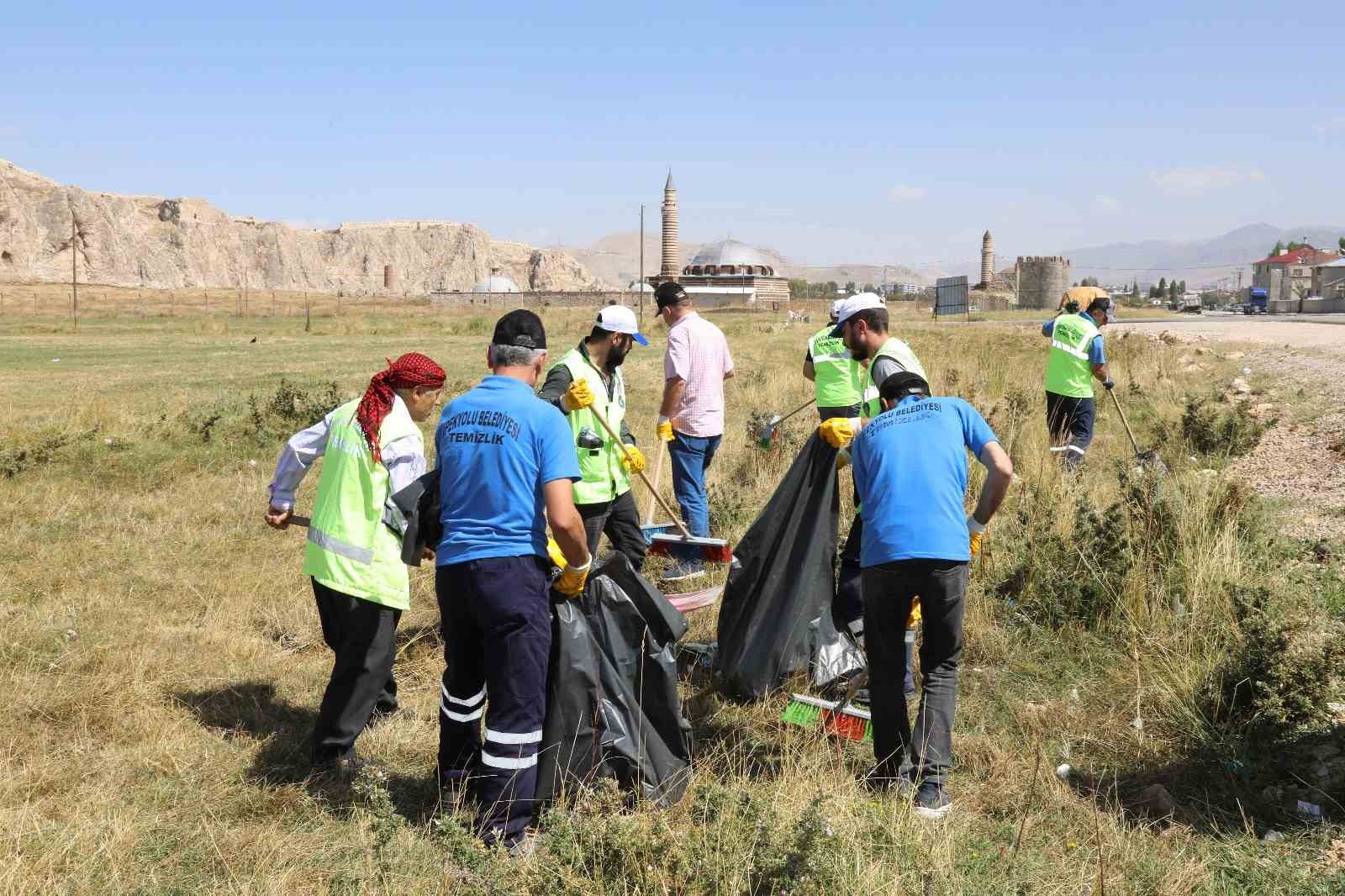 İpekyolu Belediyesi’nden çevre temizliği
