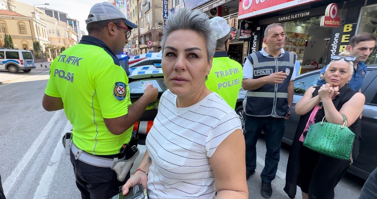 Sarhoş şahıs aracın önünden geçerken kendini yere bıraktı