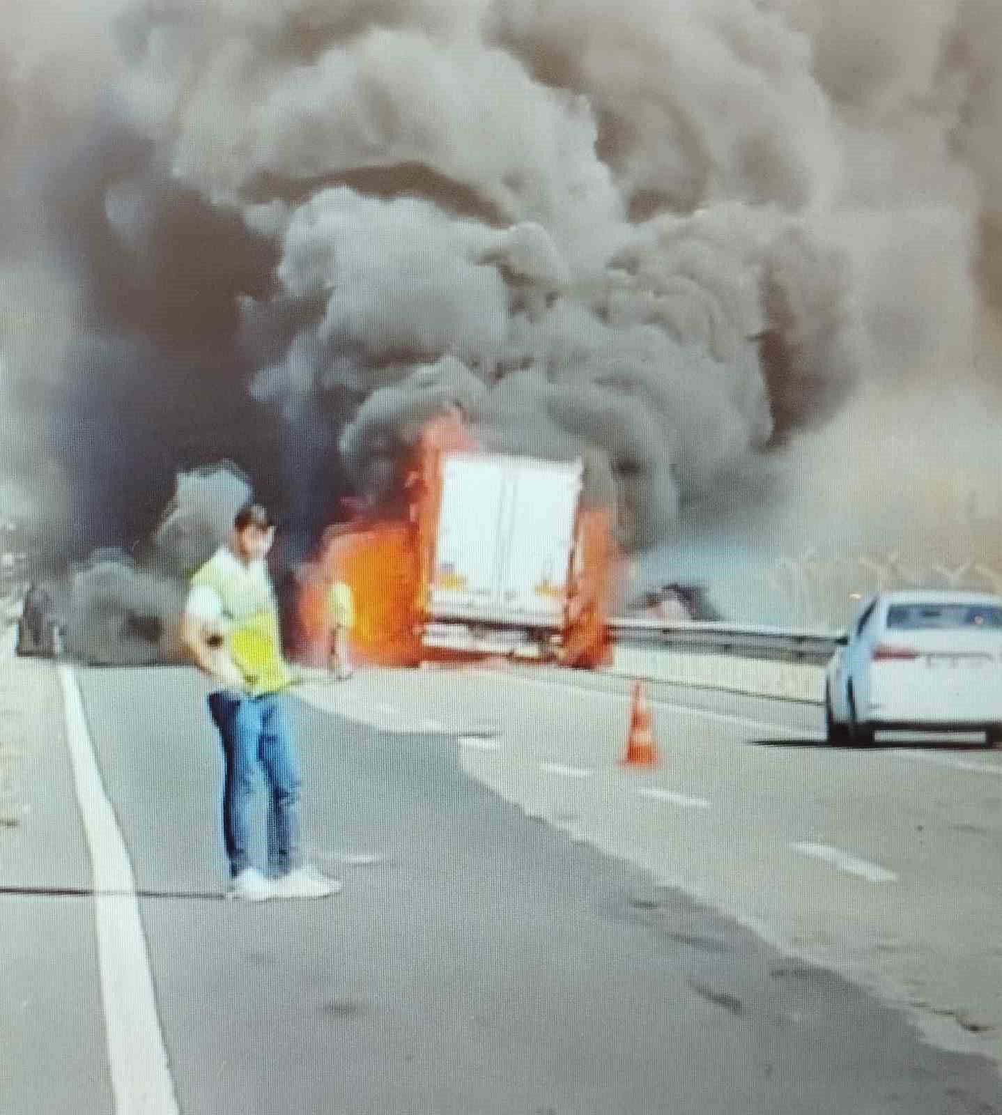Seyir halindeki tırın dorsesi alevlere teslim oldu