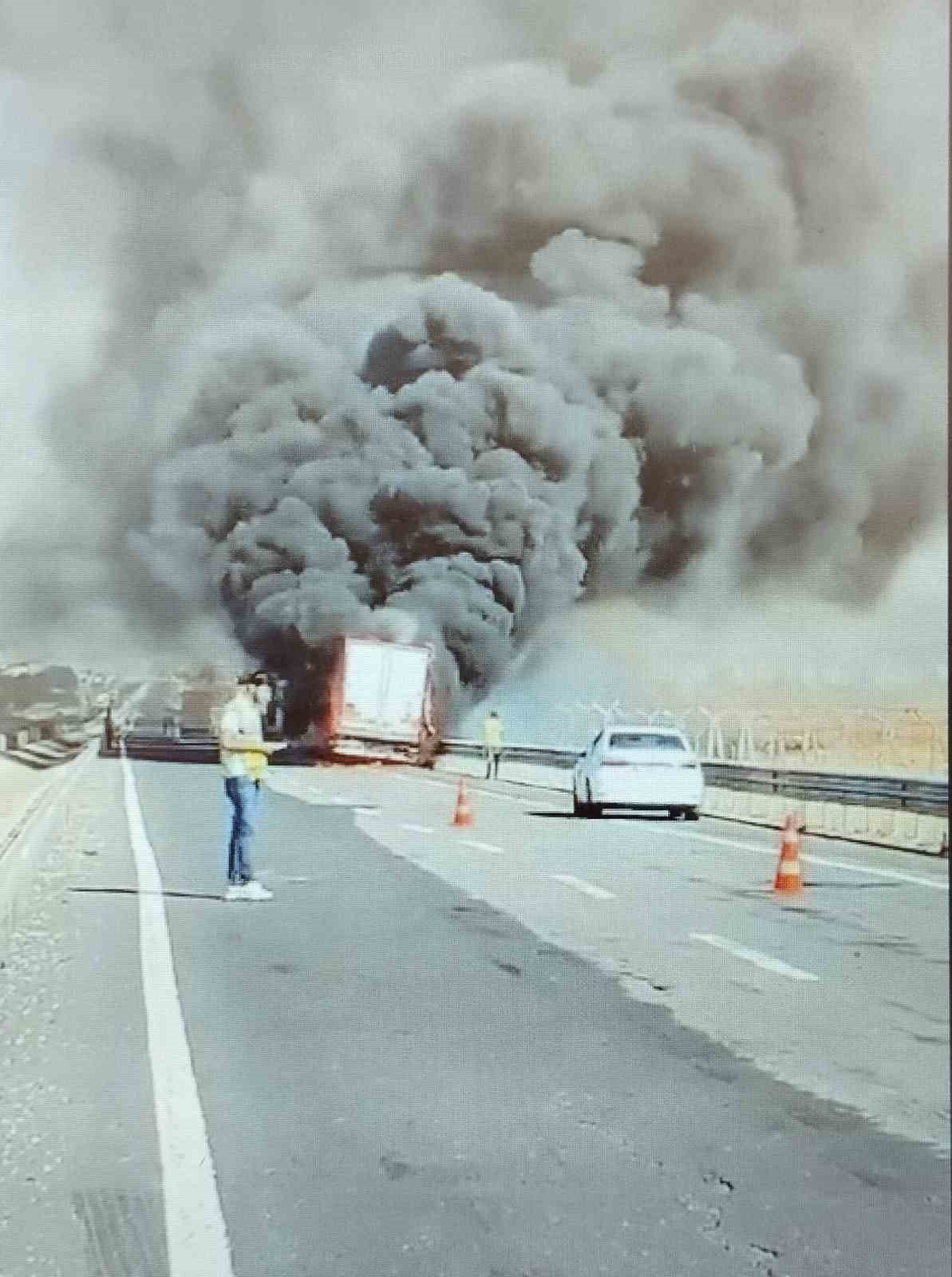 Seyir halindeki tırın dorsesi alevlere teslim oldu