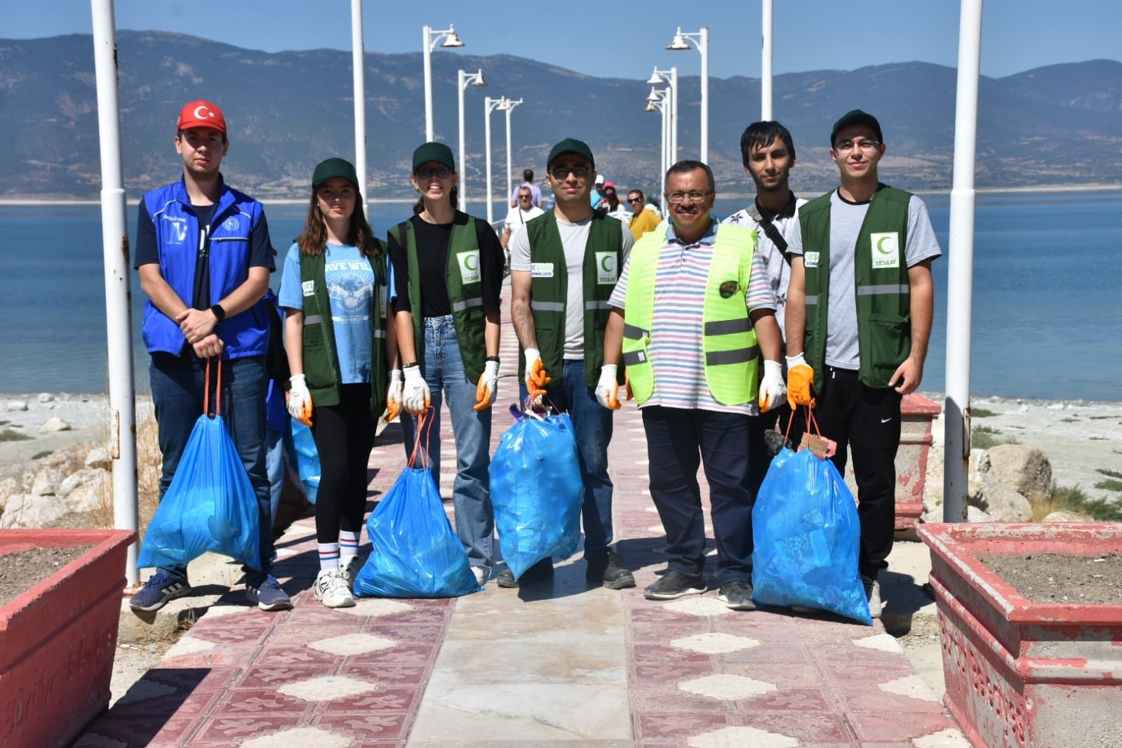 Gönüllü gençler Burdur Gölü kenarında temizlik yaptılar
