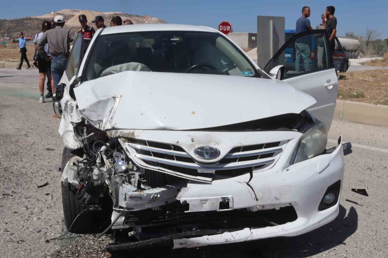 Burdur’da otomobil ile traktör çarpıştı 1’i ağır 4 kişi yaralandı