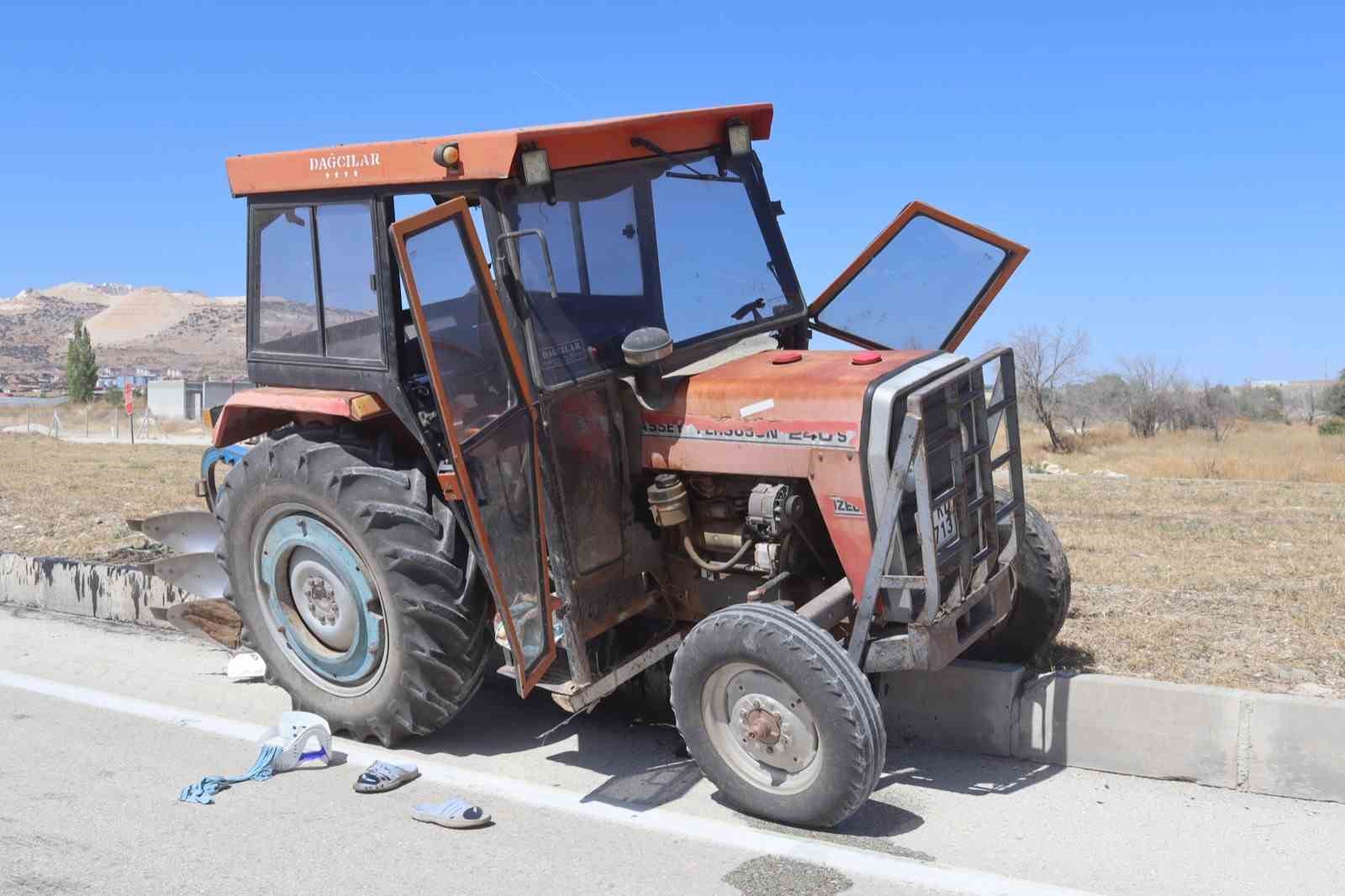Burdur’da otomobil ile traktör çarpıştı 1’i ağır 4 kişi yaralandı