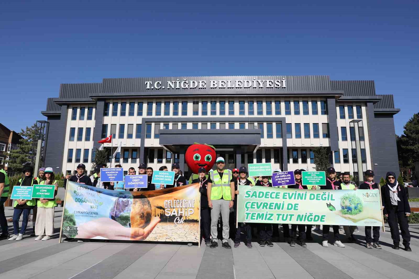 Niğde’de Dünya Temizlik Günü’nde esnafa süpürge ve faraş dağıtıldı