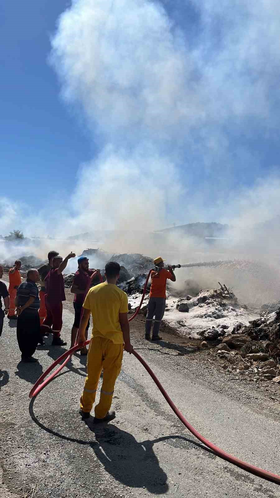 Gazipaşa’da dere kenarına bırakılan çöpler alev aldı