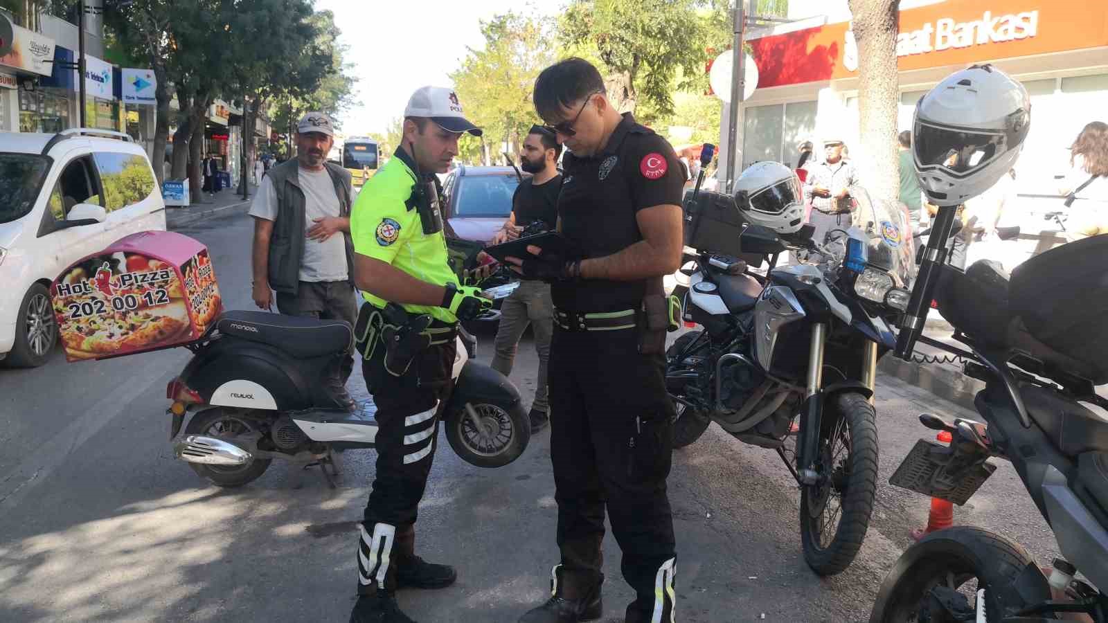 Kurallara uymayan motosiklet s&uuml;r&uuml;c&uuml;s&uuml;ne 11 bin TL ceza
