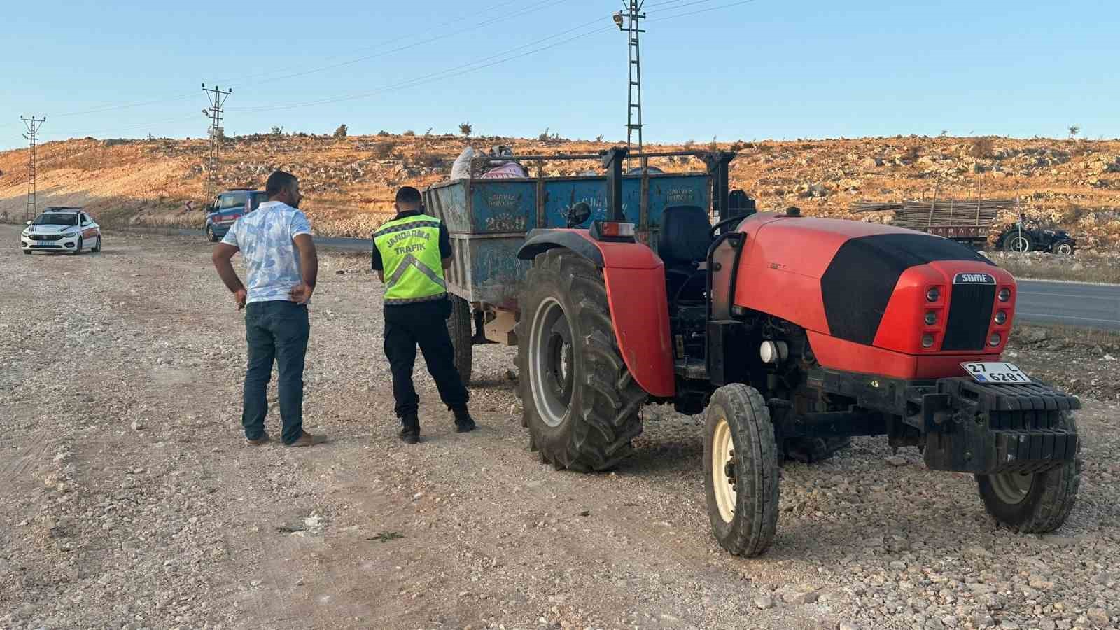 Gaziantep’te traktör devrildi: 8 yaralı
