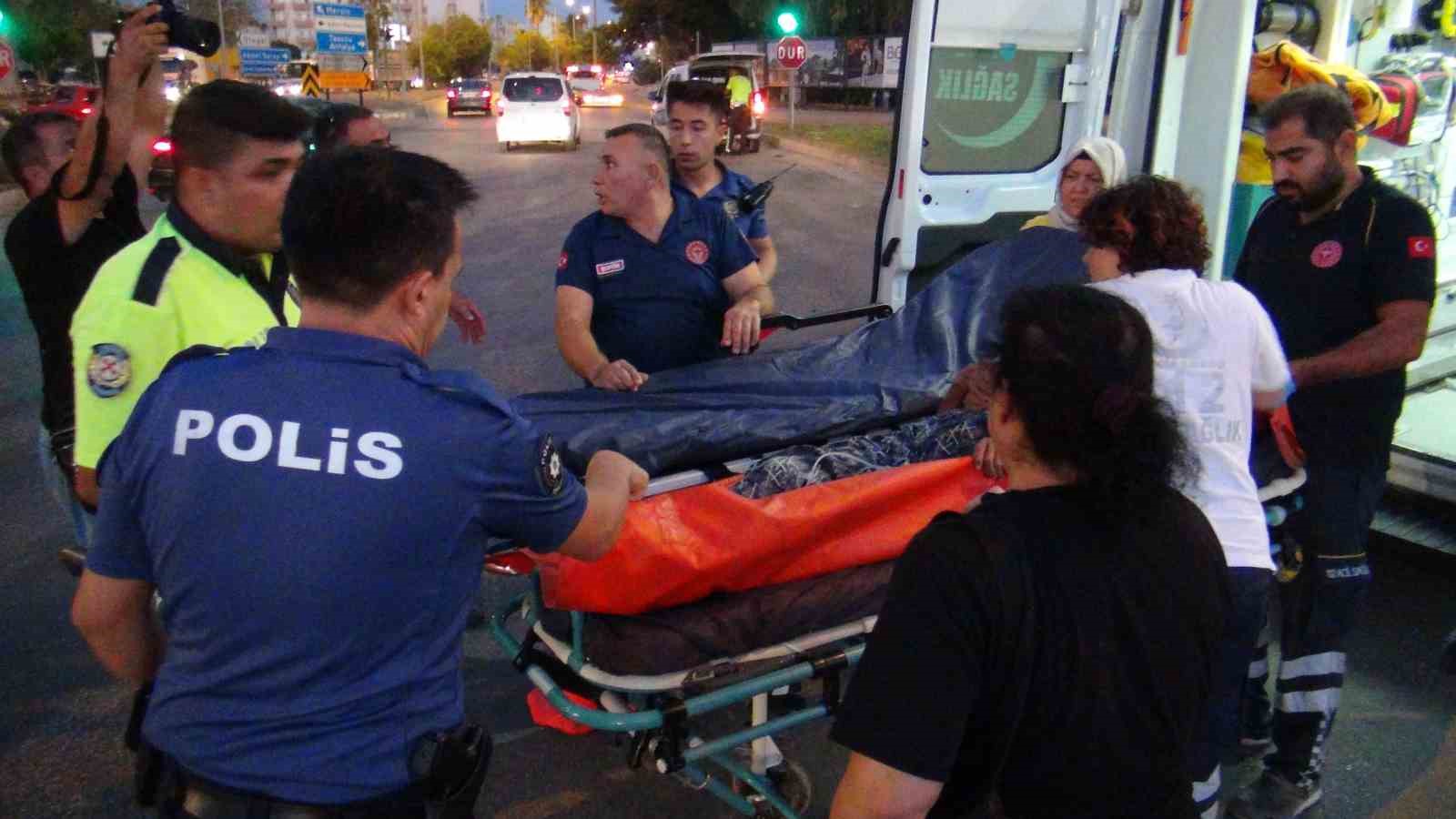 Mersin’de ambulans otomobille çarpıştı: 4 yaralı 