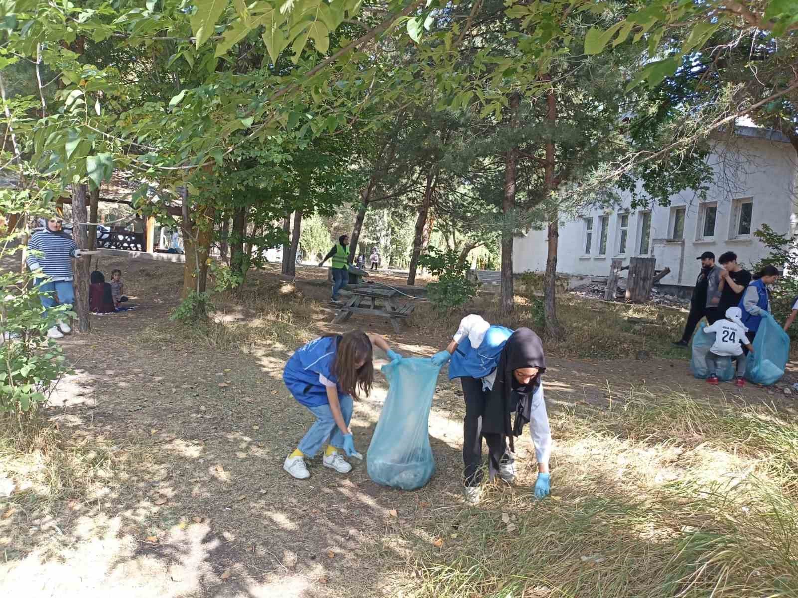 Ağrı’da Gençlik Merkezi gönüllüleri çevre temizliği yaptı