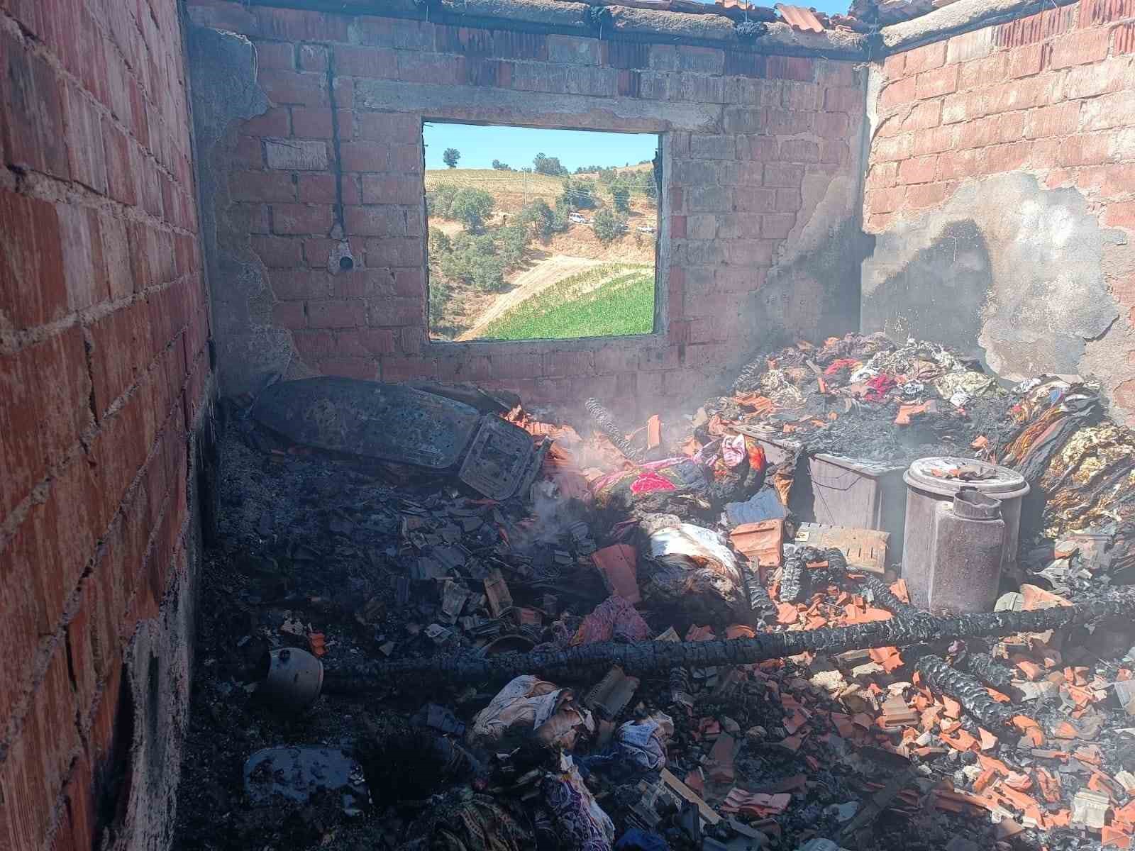 Çıkan yangında 2 katlı ev kül oldu, tütünler vatandaşlarca kurtarıldı