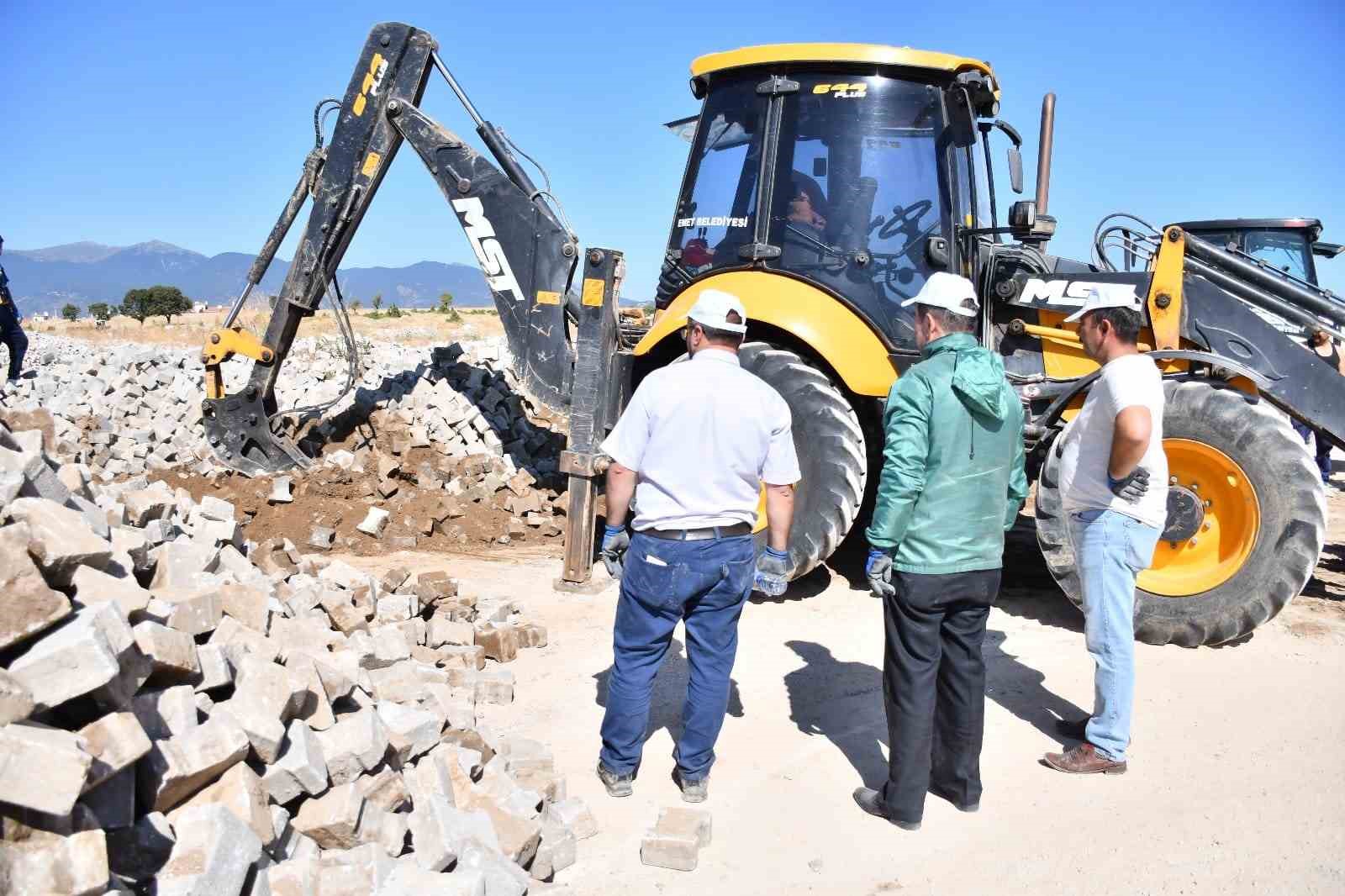 Başkan Doğan, belediye işçileriyle molozların arasından parke taşı ayıkladı