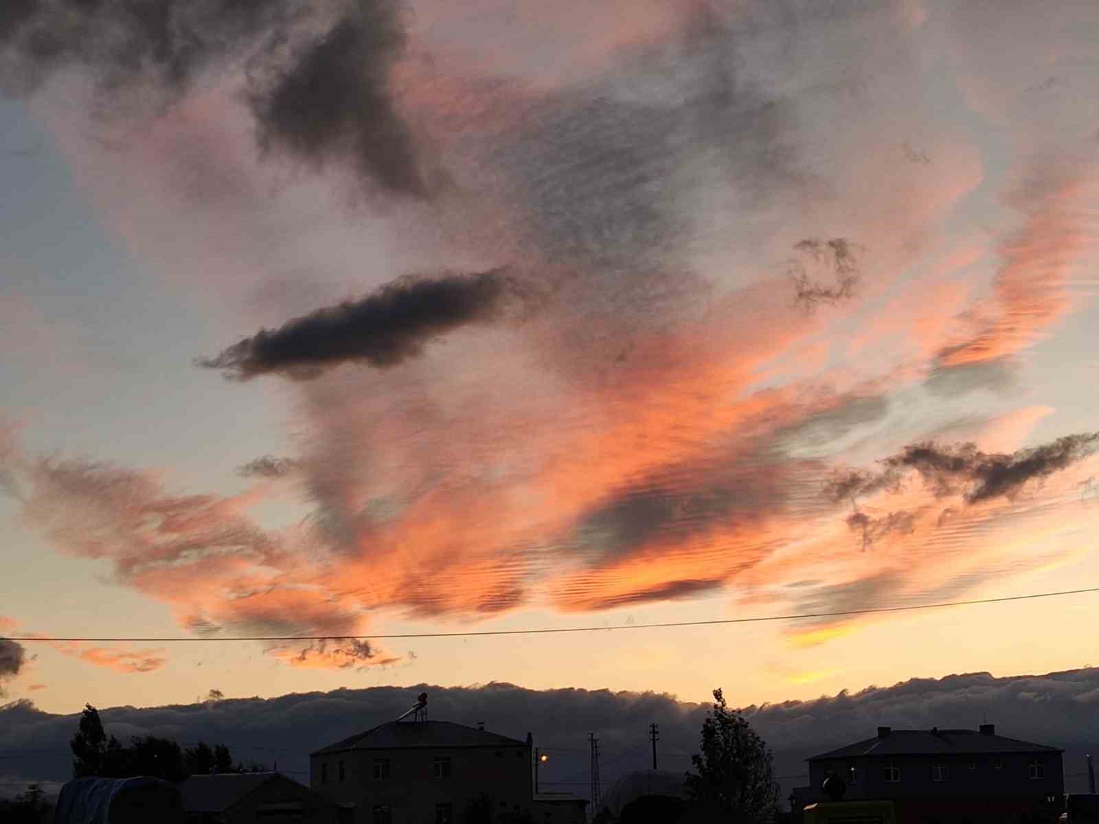 Ardahan’da gökyüzü kızıla boyandı