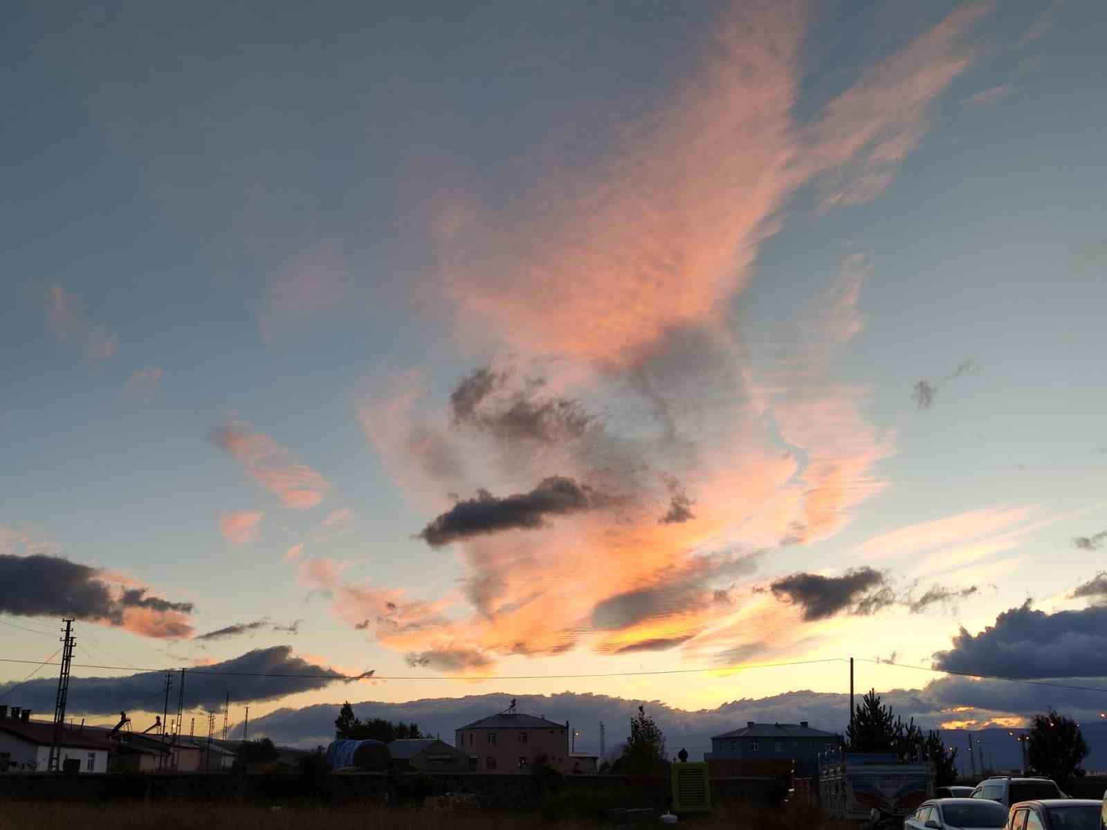 Ardahan&rsquo;da g&ouml;ky&uuml;z&uuml; kızıla boyandı
