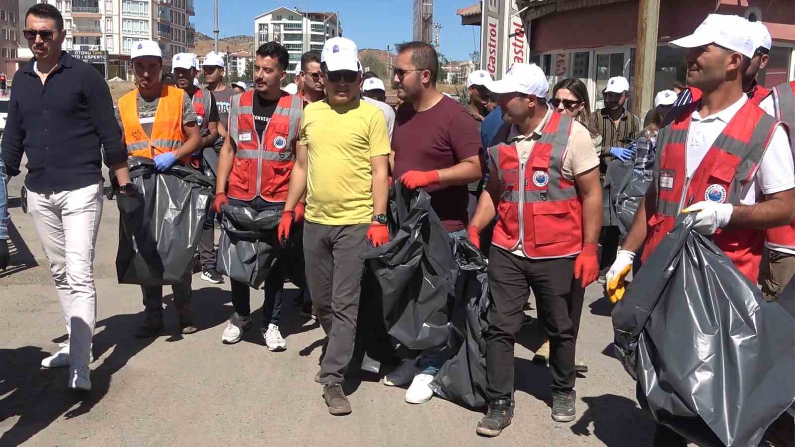 &Ccedil;&ouml;p toplayıp, &ccedil;evre temizliğine dikkat &ccedil;ektiler
