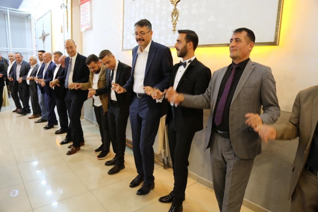 Hakkari’de 3 bin kişinin katıldığı düğünde Vali Çelik de halay çekti