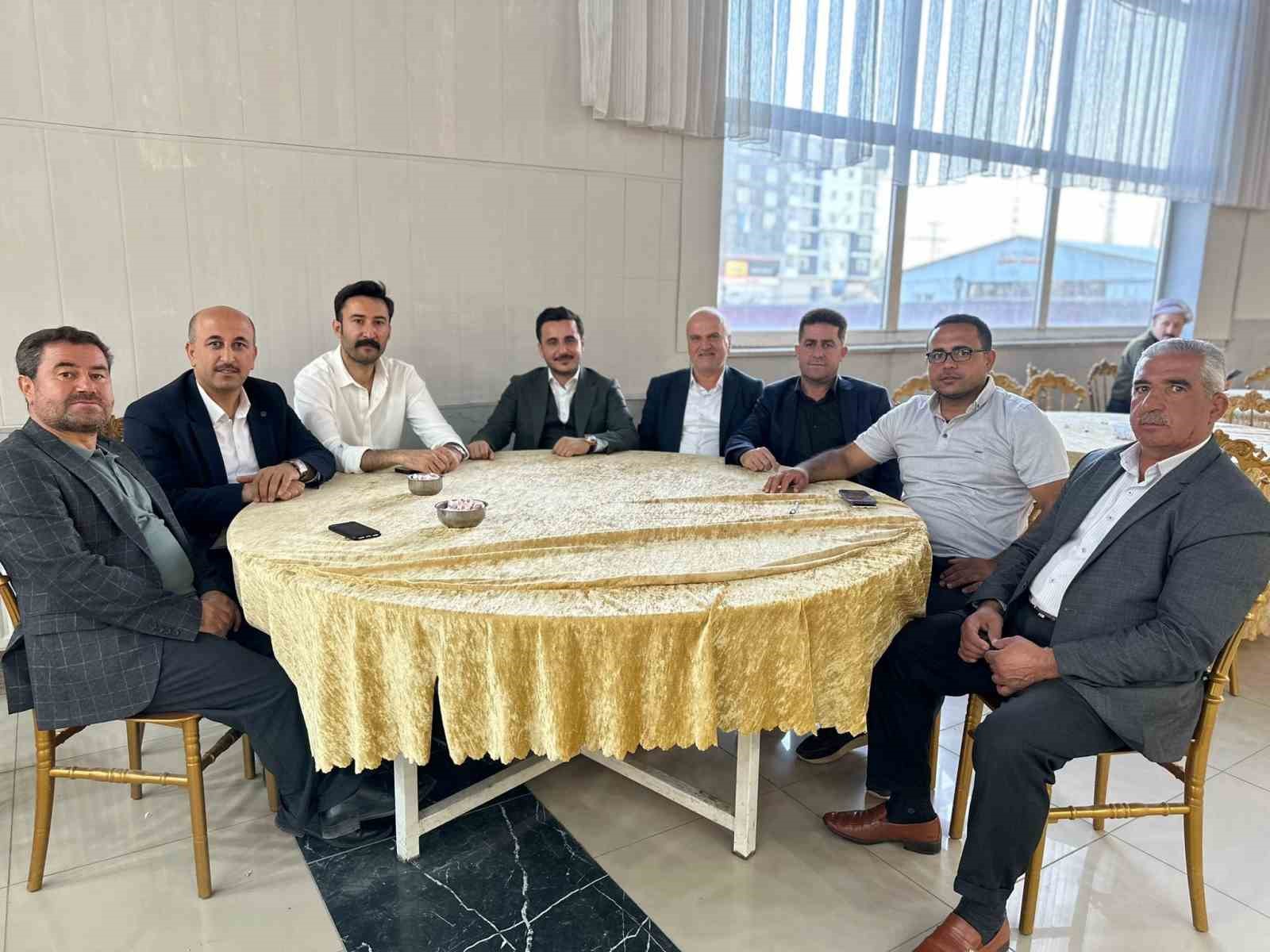 Hakkari&rsquo;de 3 bin kişinin katıldığı d&uuml;ğ&uuml;nde Vali &Ccedil;elik de halay &ccedil;ekti
