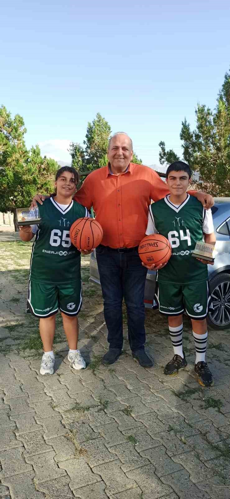 Sinan Güler ve Muratcan Güler’den Adana’daki öğrencilere basketbol kursu