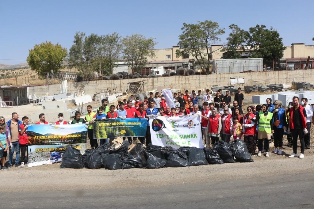 Şırnak&rsquo;ta g&ouml;n&uuml;ll&uuml;ler birleşip &ccedil;evre temizliği yaptı
