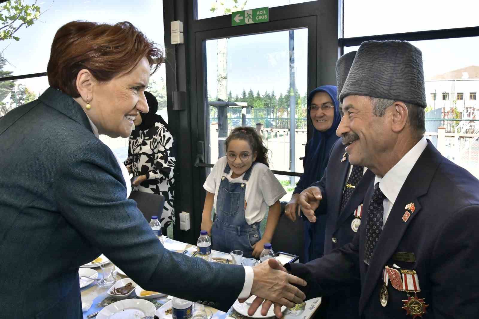 İYİ Parti Genel Başkanı Akşener, gazilerle bir araya geldi
