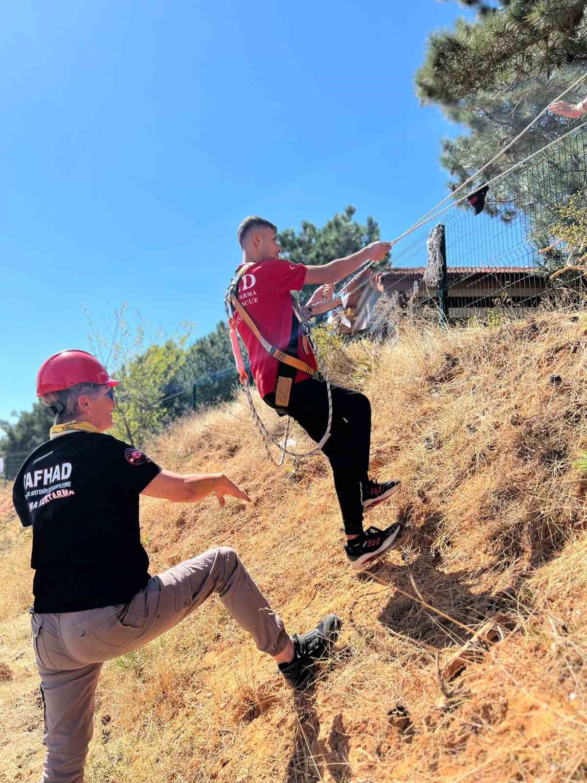 Spil Dağı’nda arama kurtarma derneklerine motivasyon kampı
