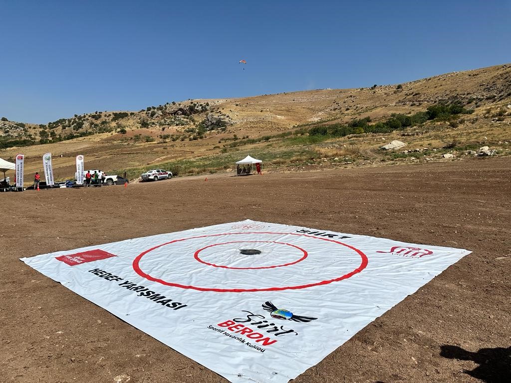 Siirt’te Türkiye yamaç paraşütü hedef şampiyonası 2. etap yarışması başladı