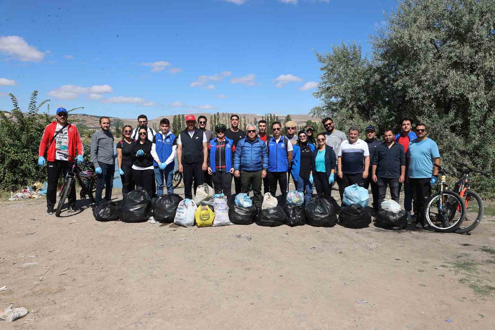 Vali çöp topladı, göleti kirletene yasal işlem talimatı verdi
