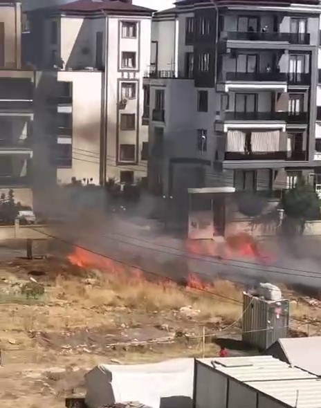 Otluk alanda çıkan yangın çadır ve konteynerlere sıçramadan söndürüldü