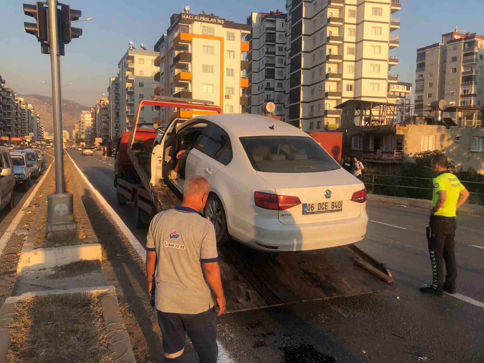 Adana’da otomobil yolcu otobüsü ile çarpıştı: 1 yaralı