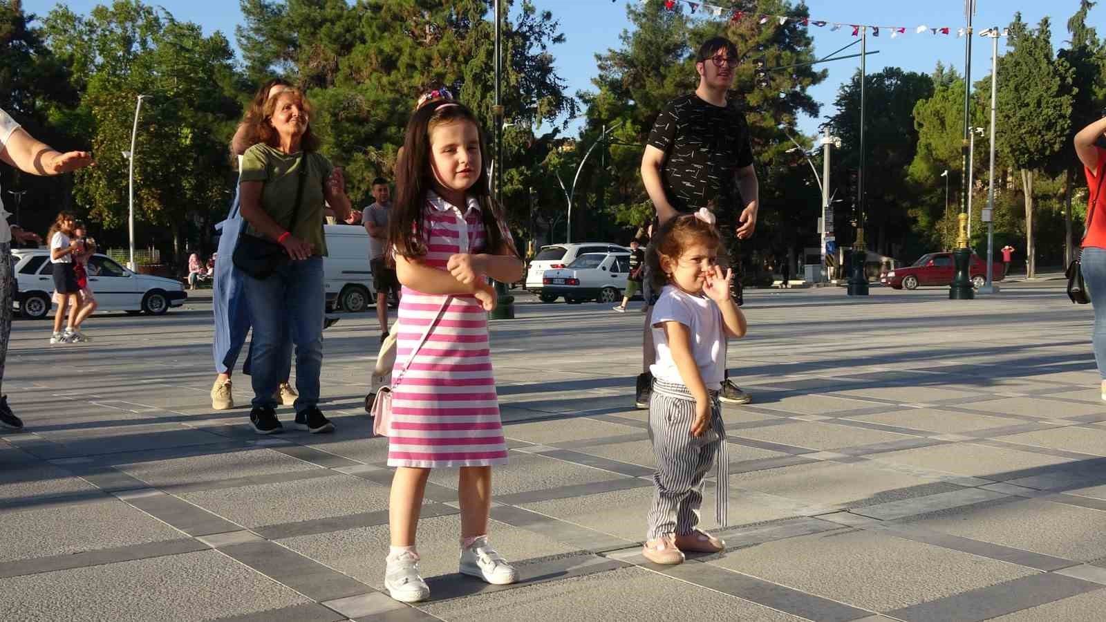Burdur&rsquo;da "S&uuml;sl&uuml; Kadınlar Bisiklet Turu" d&uuml;zenlendi
