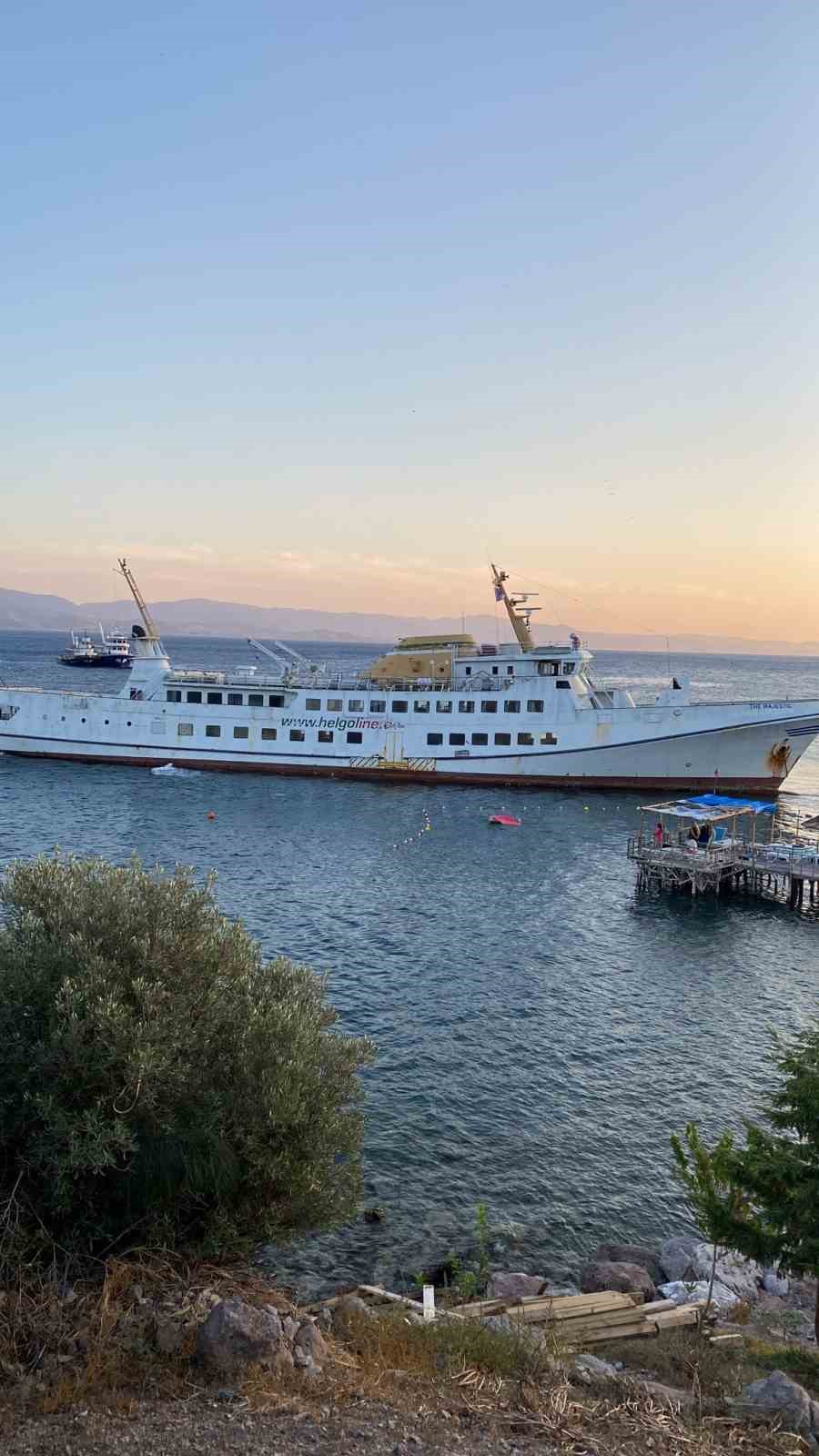 Ayvacık a&ccedil;ıklarında karaya oturan yolcu gemisi kendi imkanlarıyla kurtuldu
