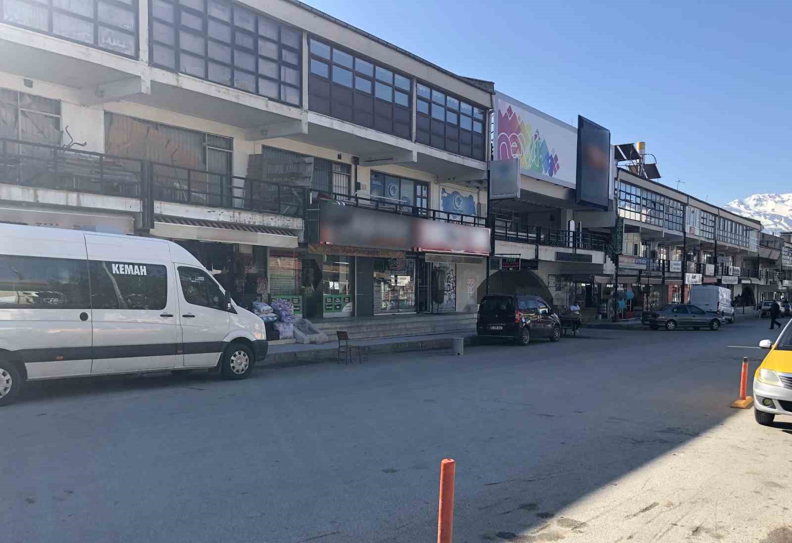 Esnafın duba ve sandalyeli yol kapatmasına tepki
