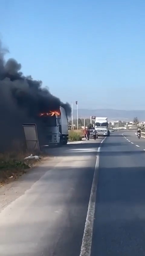 Seyir halindeki tır alevlere teslim oldu