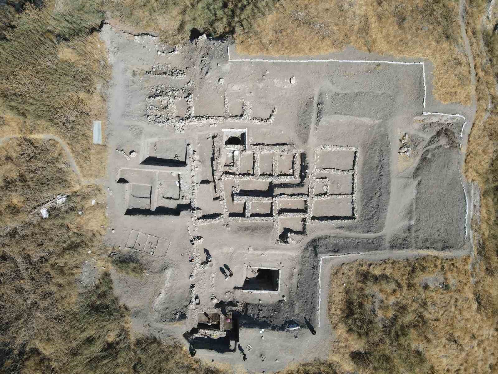 Anadolu’nun tarihine ışık tutan Eskiyapar Höyük’te 3 bin 500 yıllık yapı gün yüzüne çıkıyor