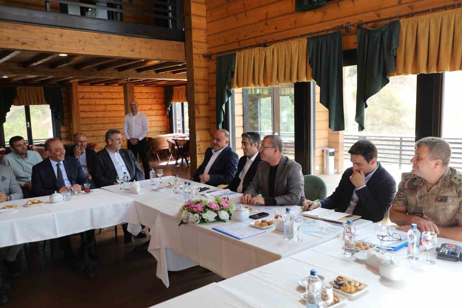 Kars Valisi Polat, turizm sekt&ouml;r&uuml;yle buluştu
