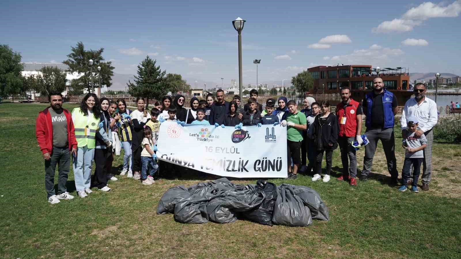 Gençler poşetleri aldı, çevredeki çöpleri topladı
