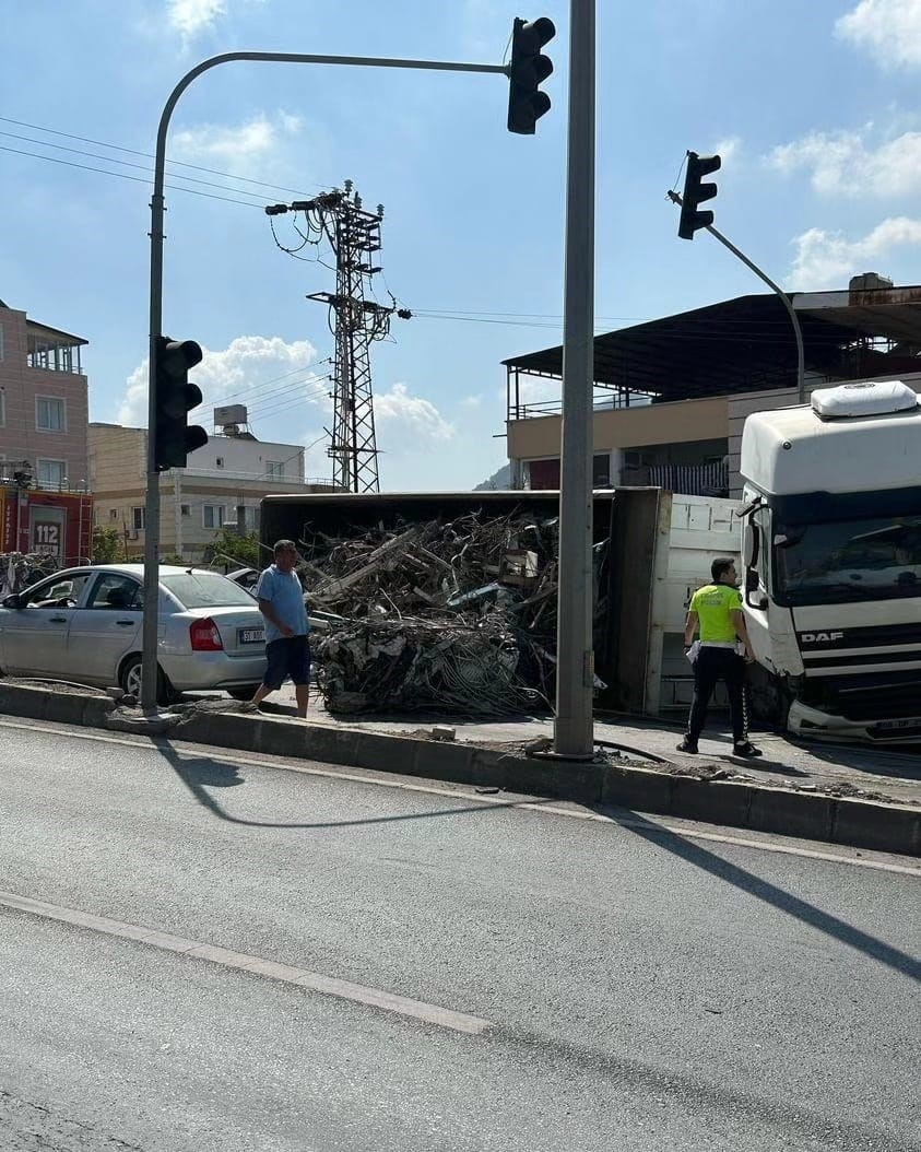 Enkazdan çıkan demirleri taşıyan tır devrildi, 4 araç zarar gördü