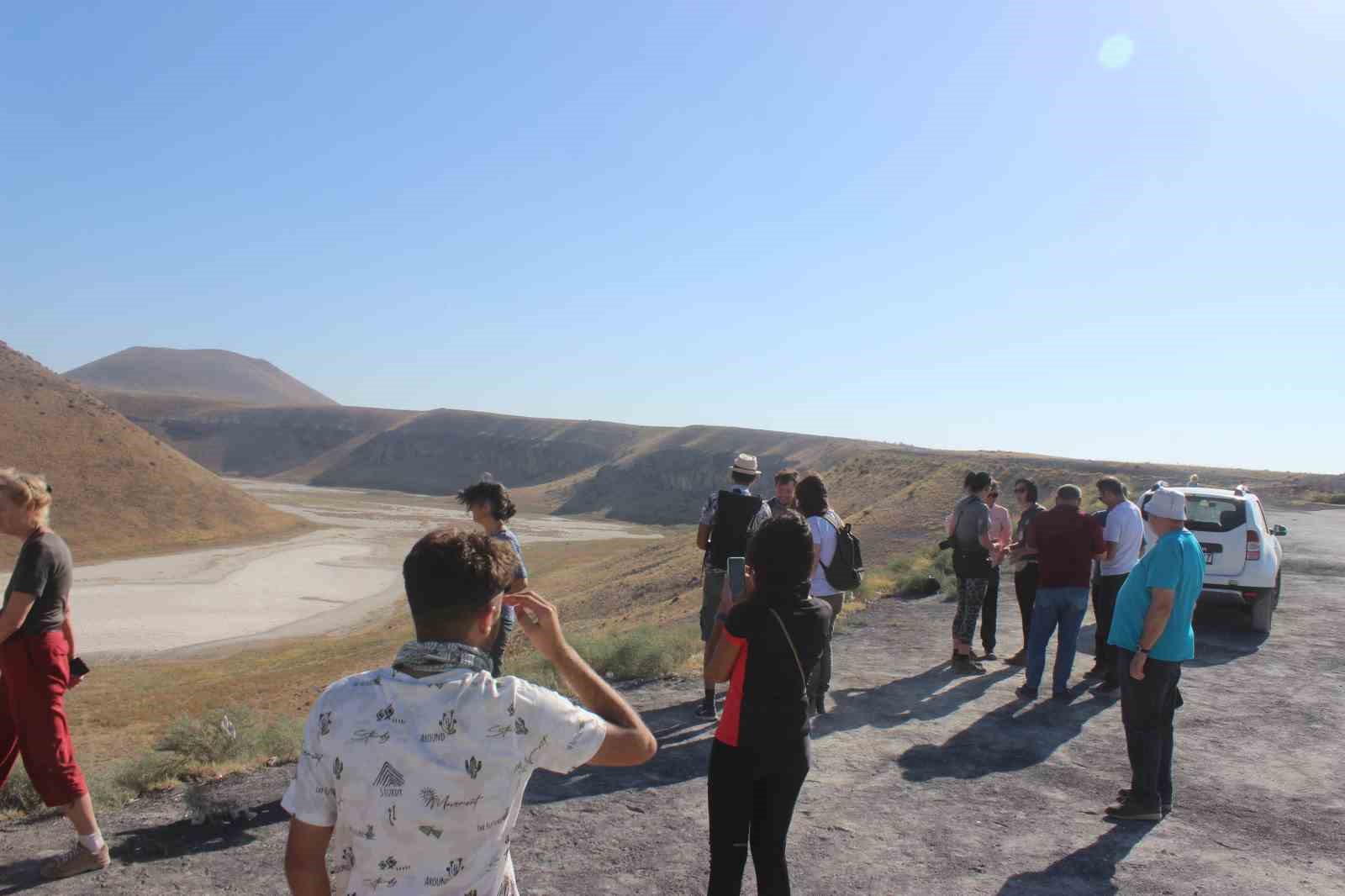 Farklı ülkelerden gelen yer bilimciler Meke Gölü ve obrukları inceledi
