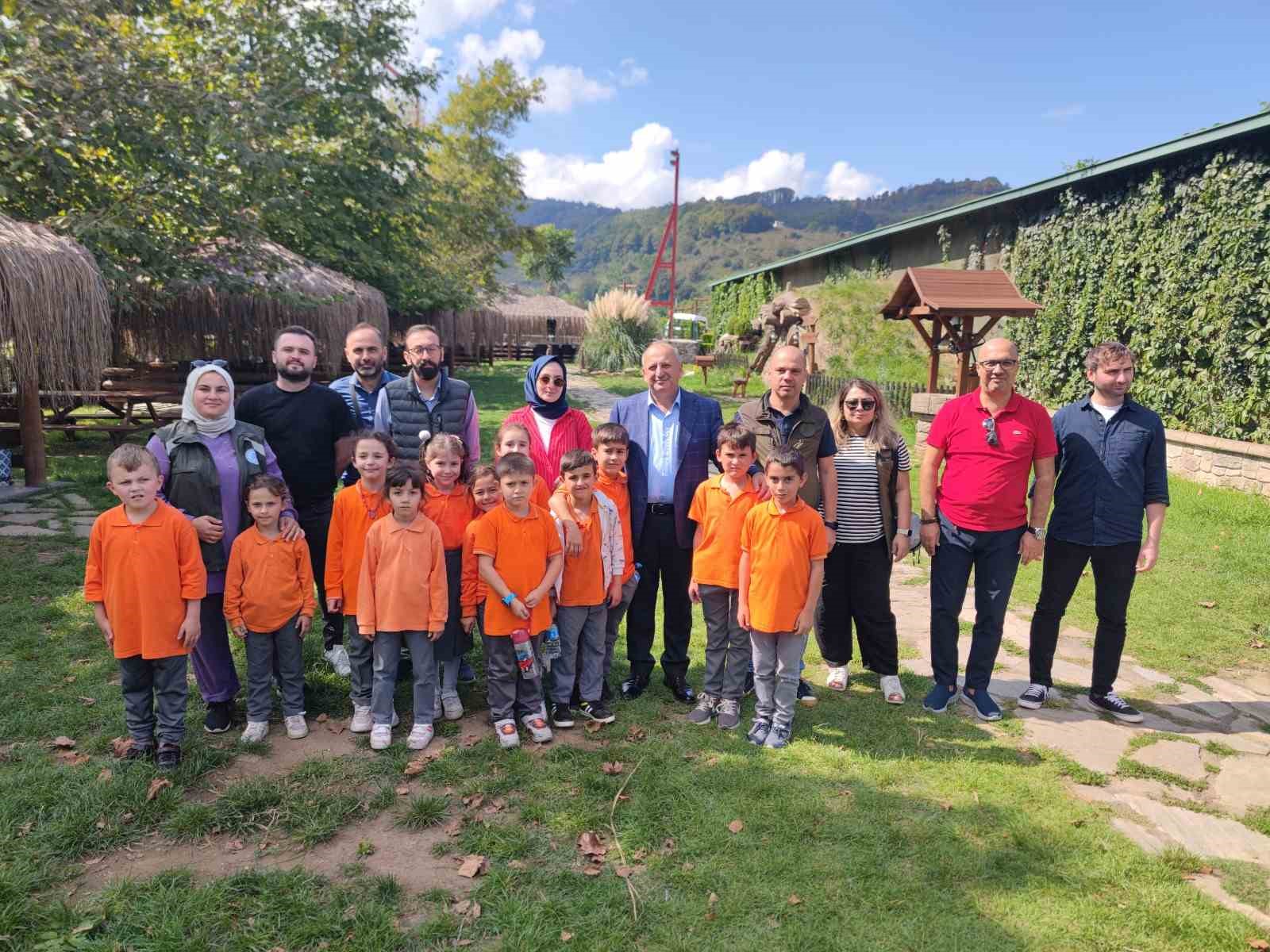 Minik &ouml;ğrenciler, binicilik tesislerinde keyifli vakit ge&ccedil;irdi
