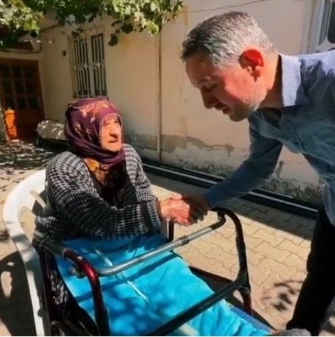 Başkan Ateş, ’Cumhuriyet Nineler’ini ziyaret etti