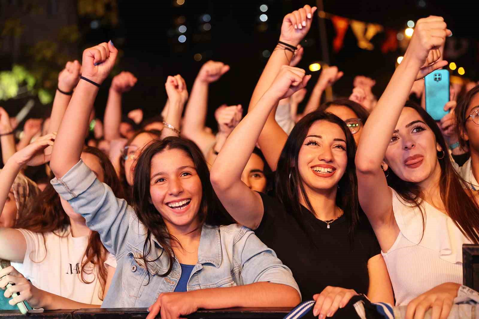 Edis Ataşehir’de hayranlarına unutulmaz bir gece yaşattı
