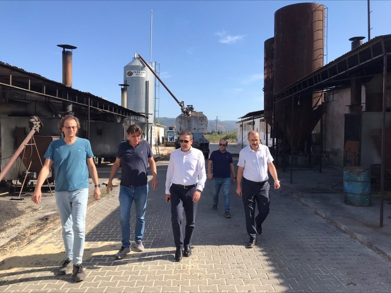 Burhaniye’de, Kaymakam Memiş yumurta ve et üretim tesislerini ziyaret etti