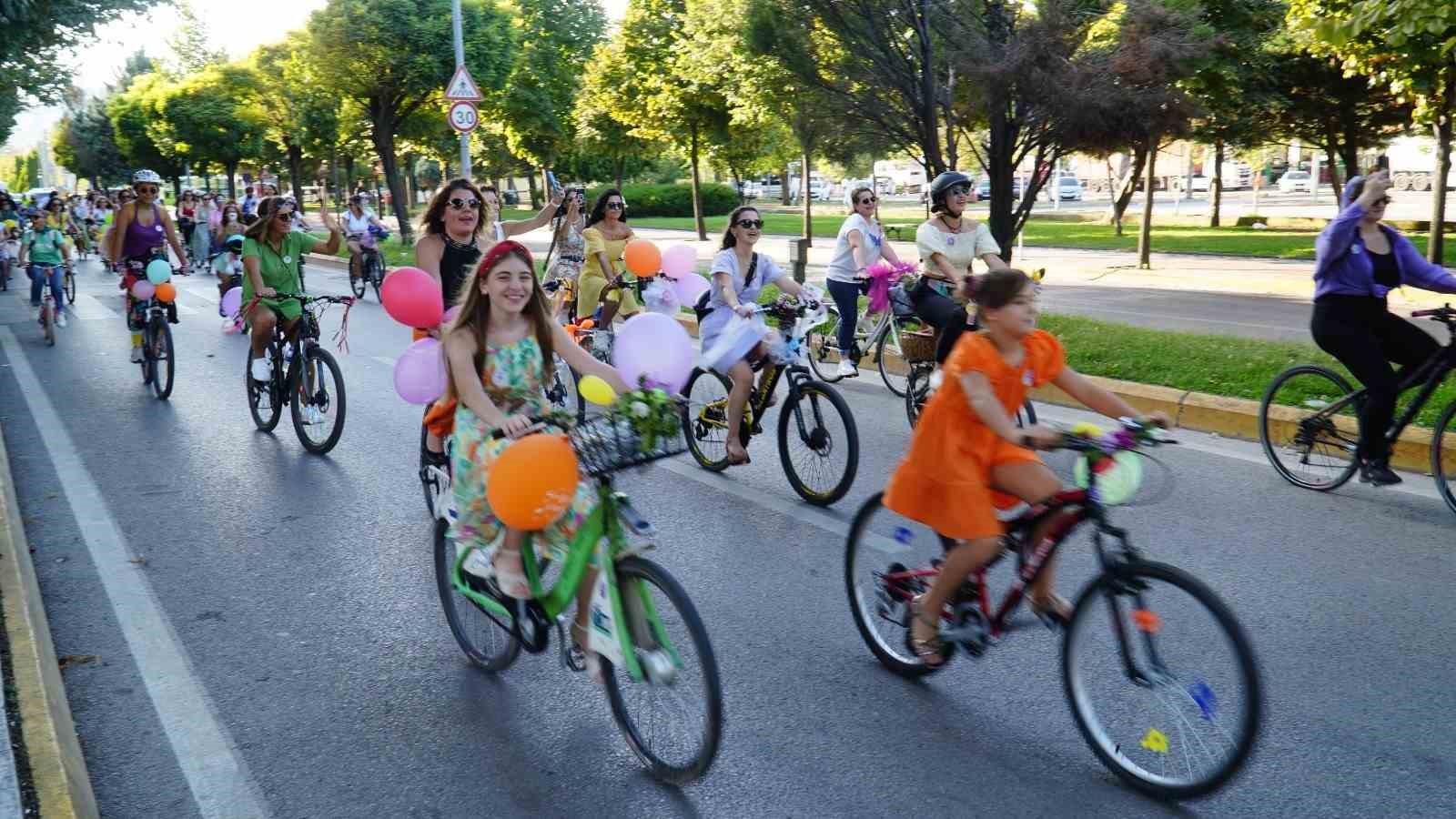 Süslü Kadınlar Bisiklet Turu, İzmit’te renkli görüntüler oluşturdu
