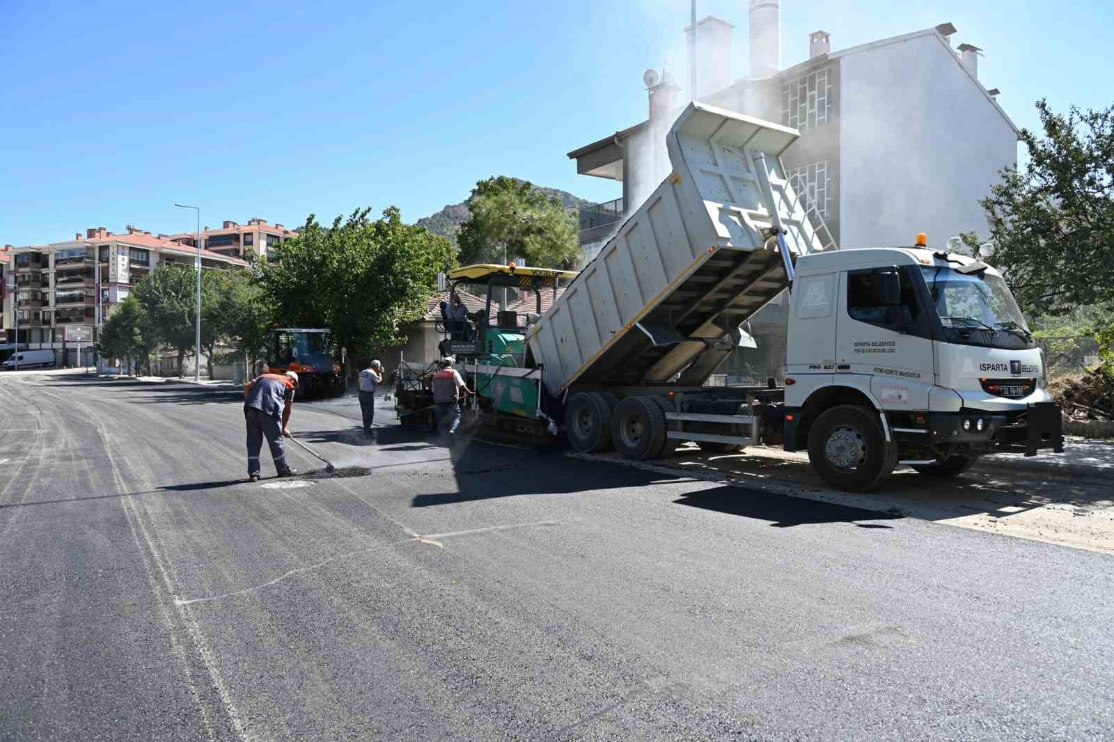 Isparta Belediyesi asfalt ve kaldırım yenileme çalışmaları